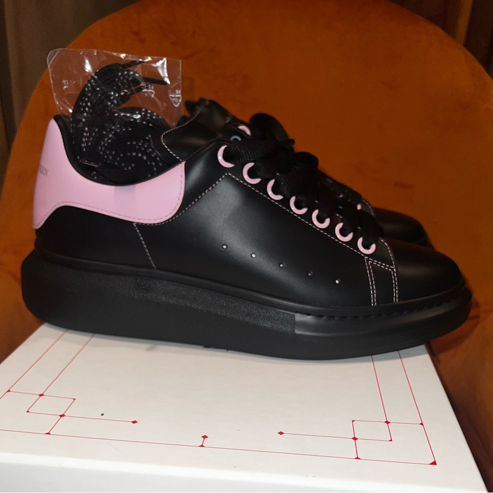 Authentic Alexander McQueen Larry Sneaker Black Sugar Pink NWT EU 41/M 8/W 10